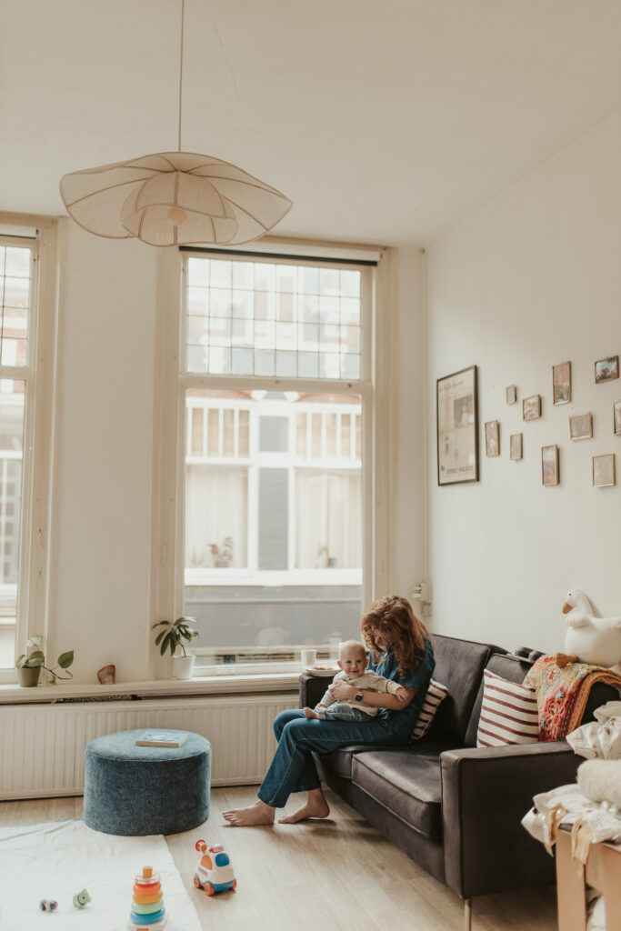Day in the life shoot Sliedrecht, moeder met kindje in haar huis met speelgoed op de grond