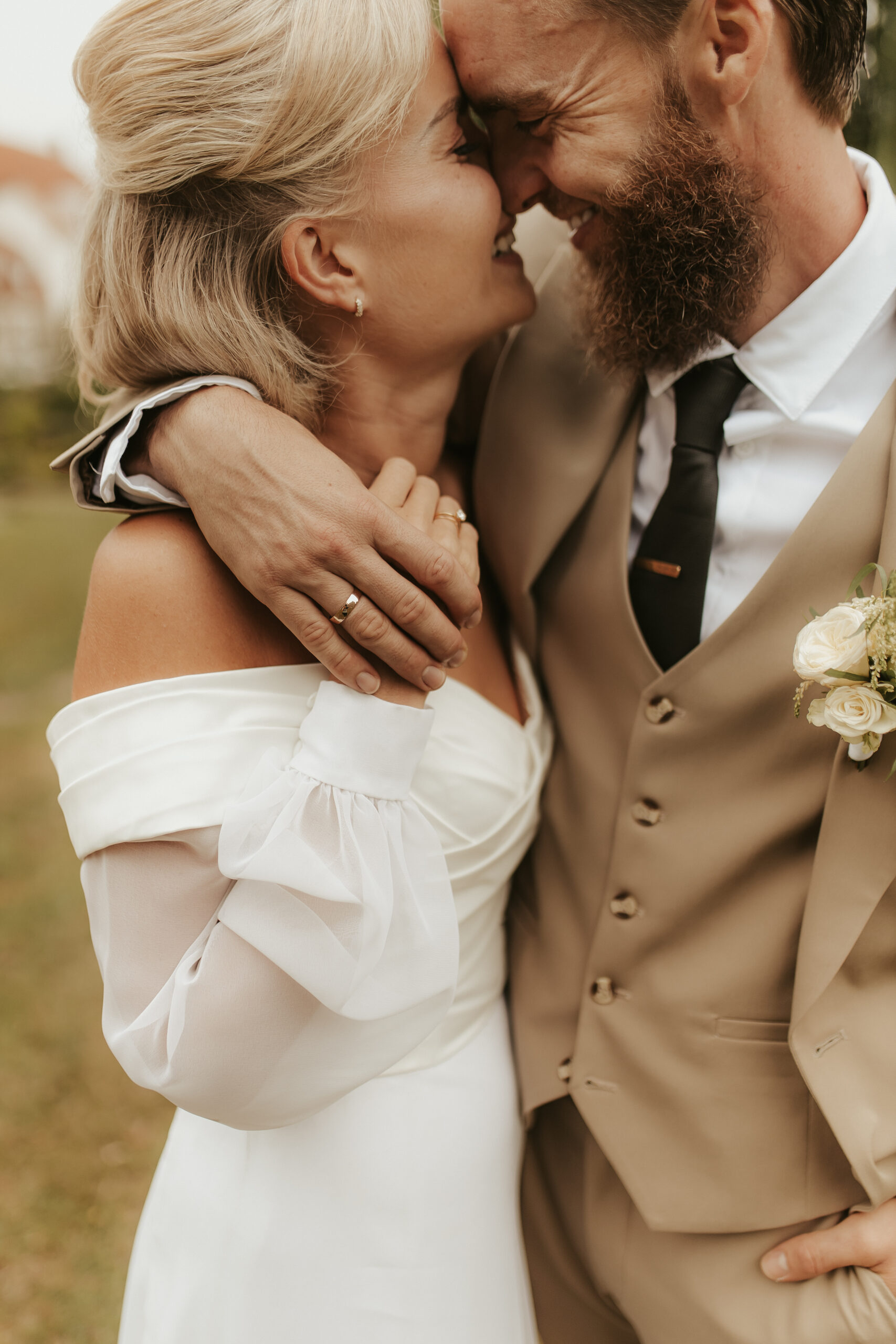 Een verliefd stel die hun gezichten tegen elkaar heeft en elkaar liefdevol aankijkt