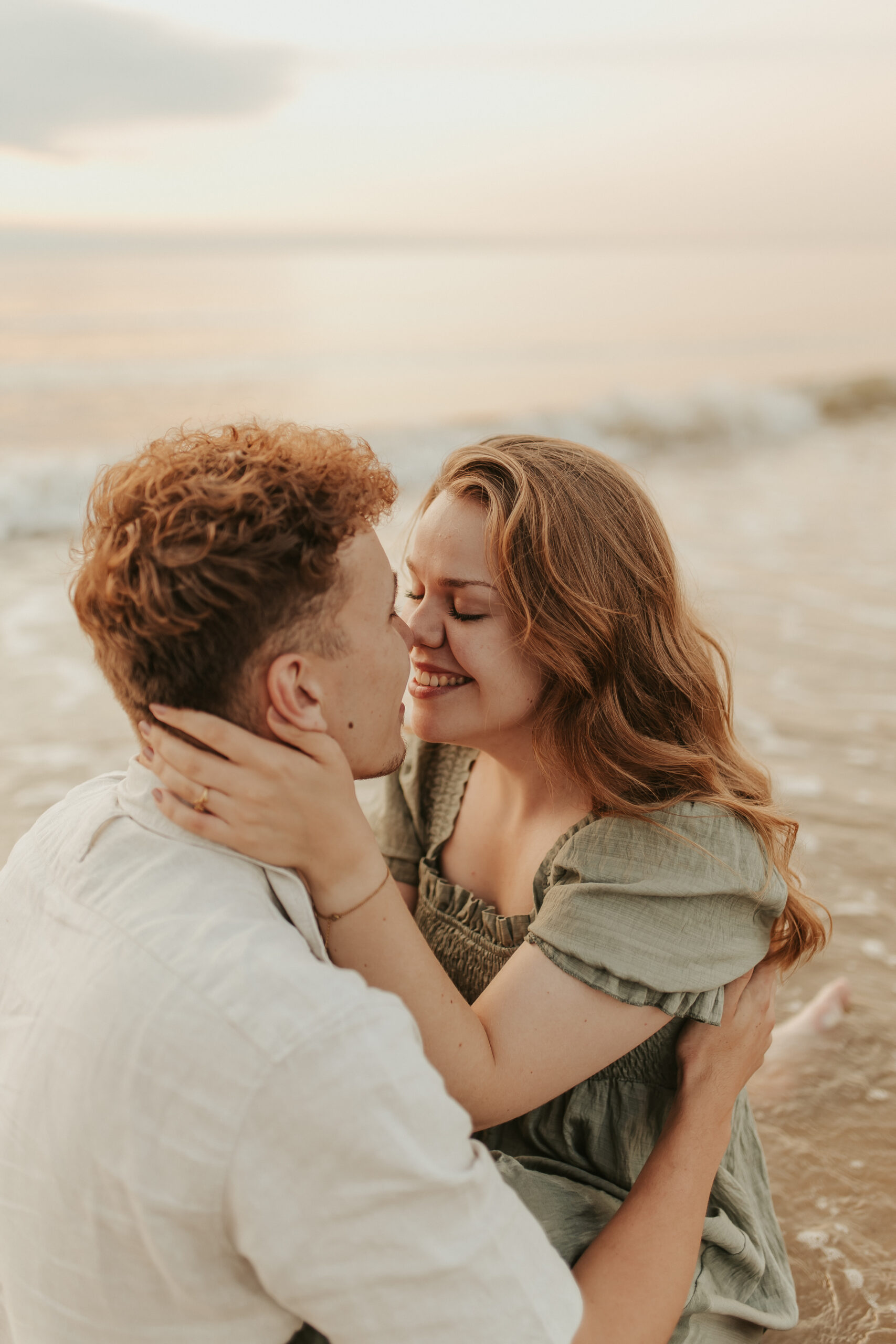 Loveshoot bij strand Ouddorp, stel die verliefd is