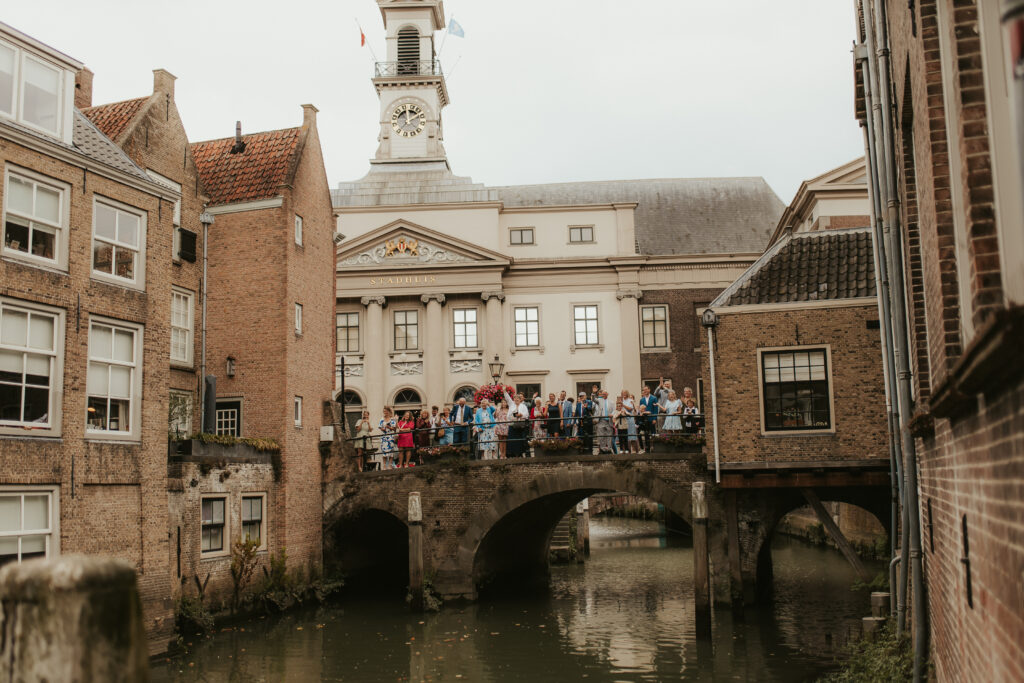 Zwaaiende daggasten tijdens trouwen met de boot in Dordrecht