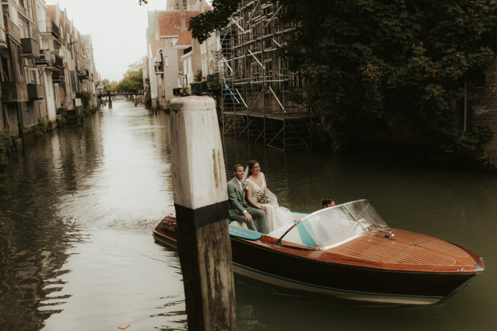 Aankomst bruidspaar bij stadhuis met trouwen in de boot in Dordrecht