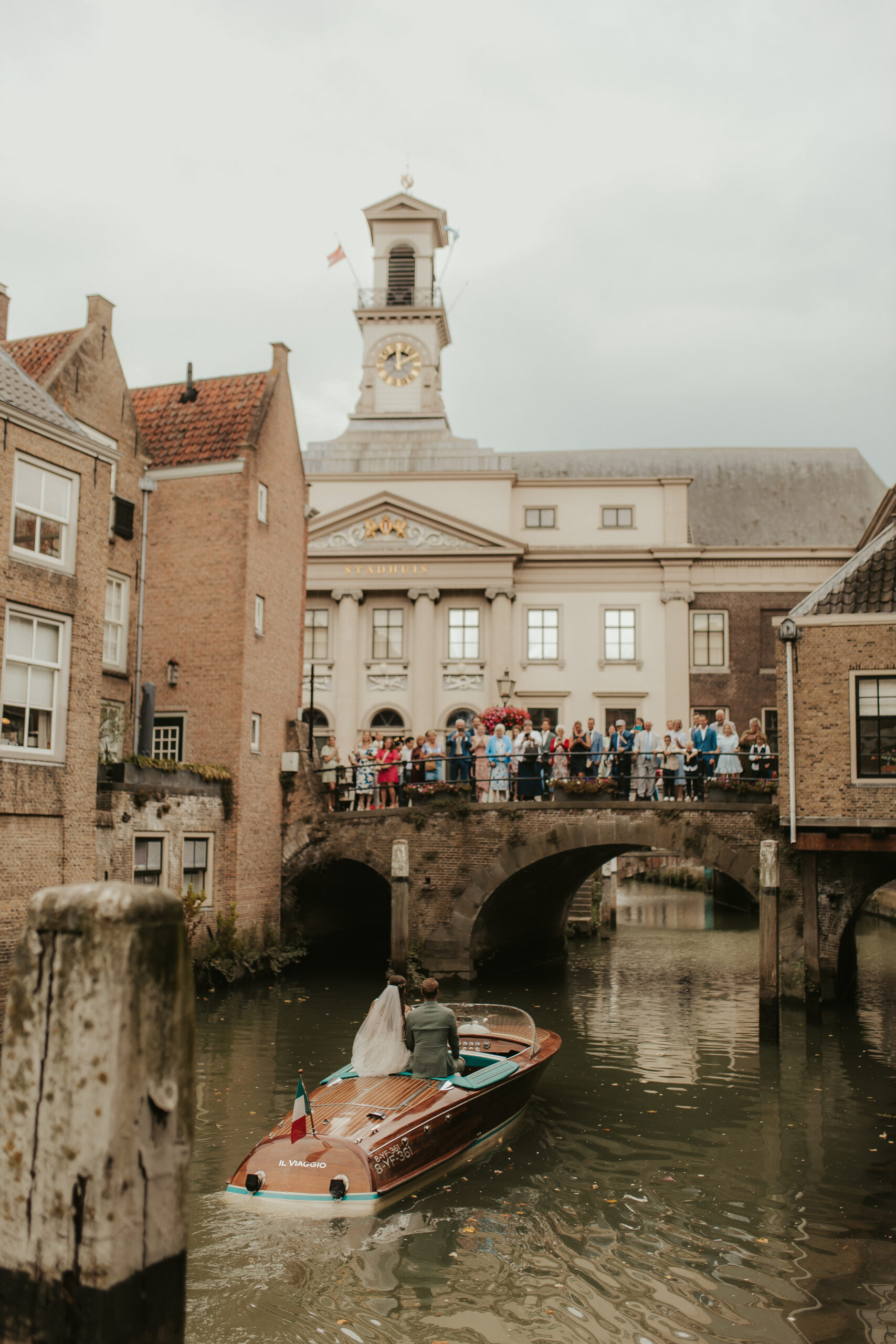 Trouwen met boot in Dordrecht, aankomst bruidspaar bij het stadhuis