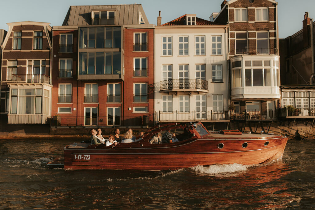 Trouwen met boot in Dordrecht, bruidegom genietend van de zon op het water