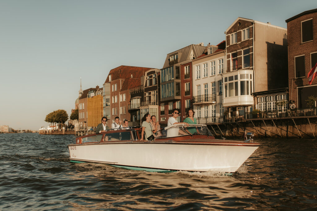 Daggasten boot met ondergaande zon met trouwen met boot in Dordrecht