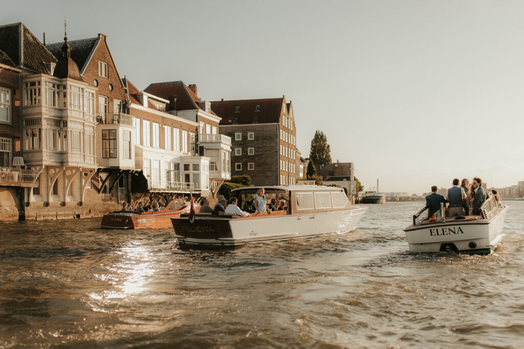 Drie boten op het water tijdens trouwen met boot in Dordrecht
