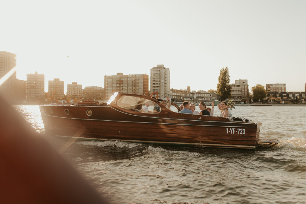 Trouwen met boot in Dordrecht, varen met de daggasten tijdens zonsondergang